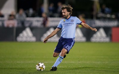 艾尚体育动态-乌克兰队球迷高唱国歌震撼全场