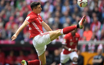 艾尚体育精华-乌克兰队这球运气差到极点