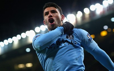 艾尚体育独家-克瓦拉茨赫利亚进球后展示护腿板上的字